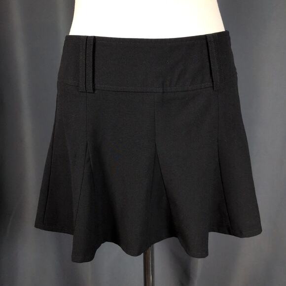 XOXO Dresses & Skirts - Vintage Y2K XOXO Signature Black Pleated Low Rise Mini Skirt w/ Belt Loops Sz 4